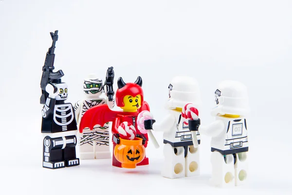 Lego fantasma Halloween quiere caramelo de Halloween Truco o trato con Lego Star Wars stormtrooper.Theme fondo de Halloween . — Foto de Stock