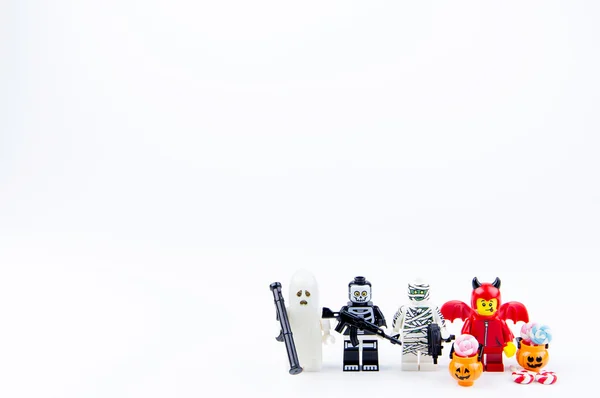 Lego geest halloween halloween snoep truc of Treat.Theme Halloween achtergrond wilt. — Stockfoto