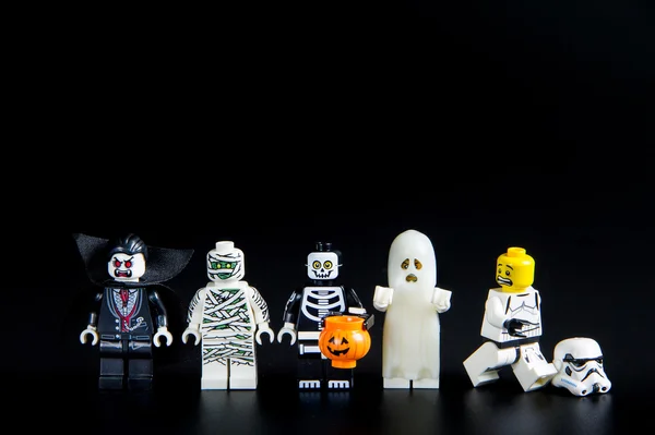 Lego star wars stormtrooper weglopen halloween ghost. Thema Halloween achtergrond. — Stockfoto