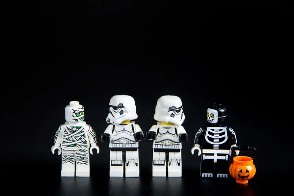 Lego estrela guerras stormtrooper olhando Lego fantasma halloween.Theme Halloween fundo . — Fotografia de Stock