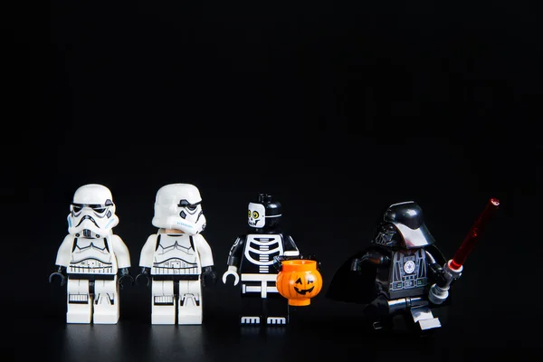 Lego star wars darth vader fugindo fantasma halloween.Theme Halloween fundo . — Fotografia de Stock