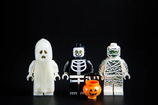 Lego hayalet Cadılar Bayramı. Tema Halloween arka plan. LEGO dünya çapında toplanan bir kilitli tuğla sistemidir. — Stok fotoğraf