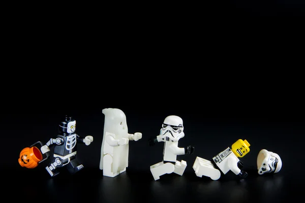 Lego star wars darth vader huyendo fantasma halloween.Theme fondo de Halloween . — Foto de Stock