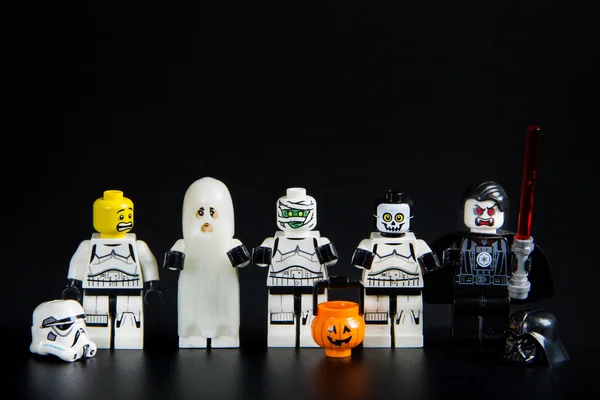 Lego star wars stormtrooper öltözött halloween szellem. Téma Halloween háttér. — Stock Fotó