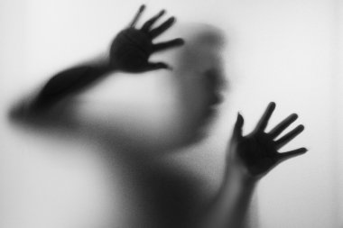 Siyah beyaz mat cam arkasında korku adam. Bulanık han