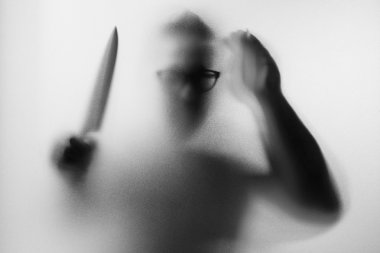 Korku katil. Bir k ile buzlu cam arkasında tehlikeli adam