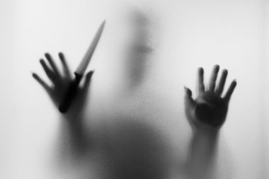 Korku katil. Bir k ile buzlu cam arkasında tehlikeli adam