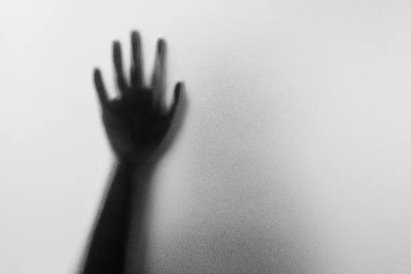 Σκιά τα χέρια του ο άνθρωπος πίσω από το παγωμένο γυαλί. Θολές χέρι δ — Φωτογραφία Αρχείου