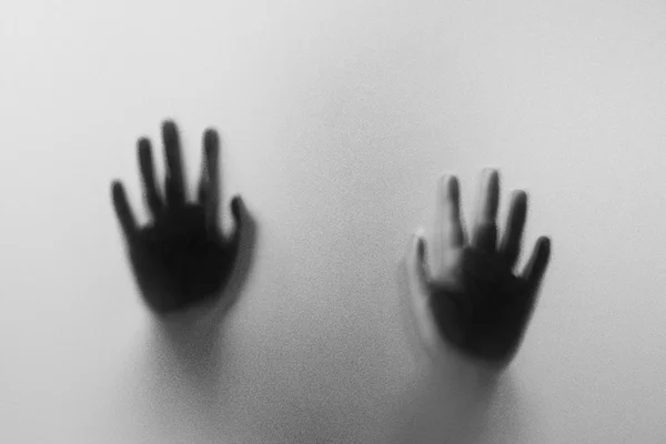 Mãos de sombra do homem atrás de vidro fosco. Abstrac mão embaçada — Fotografia de Stock