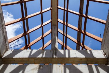 Düşük açılı görünümü yeni ev c ahşap çerçeve ve çatı makasları