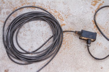 Elektrik kablosu ya da uzatma kablosu soketinde takılı