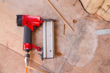 Hava tabancası ahşap zemin üzerinde çivi