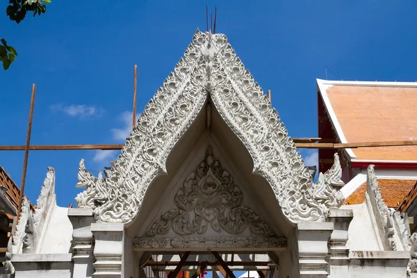 Sob arco de construção entrada do templo em Wat panancherng.Ayutthaya, Tailândia — Fotografia de Stock
