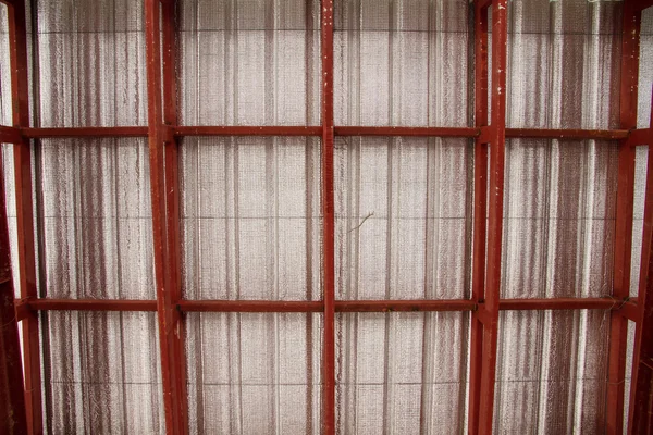 Под металлическим листом, прикрепленным к изоляции крыши . — стоковое фото