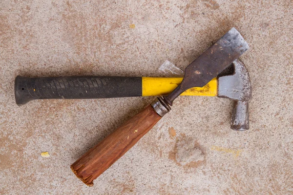 Жовтий молоток і долото інструмент розміщені на бетонній підлозі — стокове фото