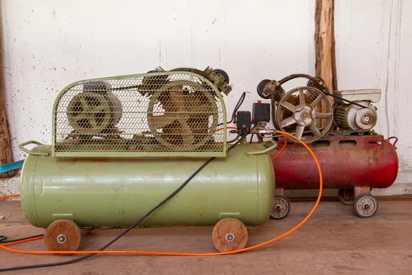 Compressore d'aria a pistone utilizzato in fabbrica, compressore d'aria — Foto Stock