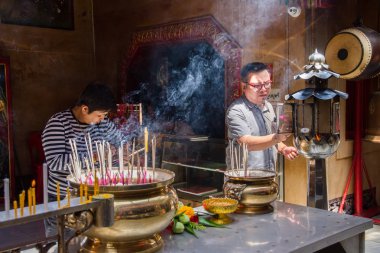 Kimliği belirsiz adı insanlar dua eden saygı için Tanrı'ya Jão Mae Soi salak Mark Wat panancherng