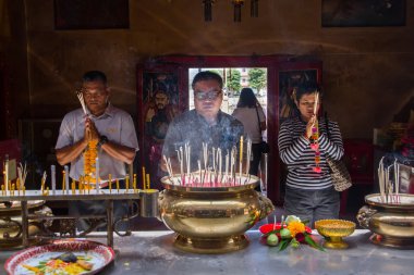 Kimliği belirsiz adı insanlar dua eden saygı için Tanrı'ya Jão Mae Soi salak Mark Wat panancherng
