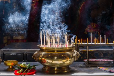 Wat panancherng Tanrı Jão Mae Soi salak Mark için teklifleri olarak Joss büyük Urns üzerinde yanan