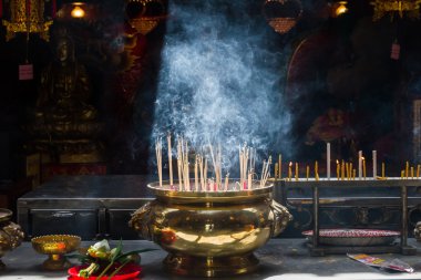 Wat panancherng Tanrı Jão Mae Soi salak Mark için teklifleri olarak Joss büyük Urns üzerinde yanan