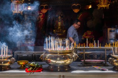 Wat panancherng Tanrı Jão Mae Soi salak Mark için teklifleri olarak Joss büyük Urns üzerinde yanan