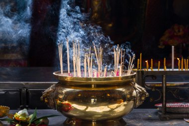 Wat panancherng Tanrı Jão Mae Soi salak Mark için teklifleri olarak Joss büyük Urns üzerinde yanan