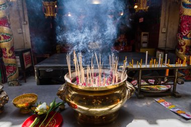 Wat panancherng Tanrı Jão Mae Soi salak Mark için teklifleri olarak Joss büyük Urns üzerinde yanan