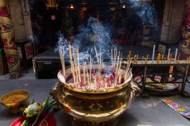 Wat panancherng Tanrı Jão Mae Soi salak Mark için teklifleri olarak Joss büyük Urns üzerinde yanan
