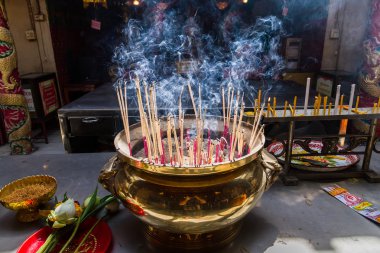 Wat panancherng Tanrı Jão Mae Soi salak Mark için teklifleri olarak Joss büyük Urns üzerinde yanan