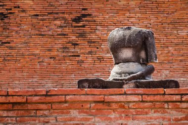 WAT Mahathat, Ayutthaya, Tayland, Thailand hasarlı antik Buda heykelleri