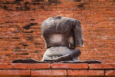 WAT Mahathat, Ayutthaya, Tayland, Thailand hasarlı antik Buda heykelleri