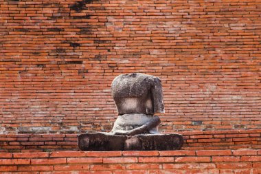 WAT Mahathat, Ayutthaya, Tayland, Thailand hasarlı antik Buda heykelleri