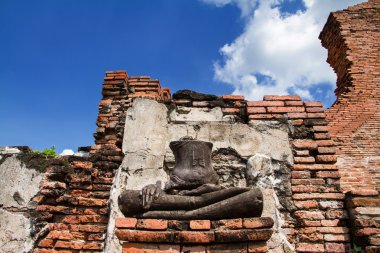 WAT Mahathat, Ayutthaya, Tayland, Thailand hasarlı antik Buda heykelleri