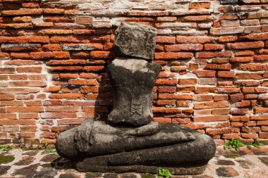 WAT Mahathat, Ayutthaya, Tayland, Thailand hasarlı antik Buda heykelleri