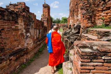 Kimliği belirsiz adı Budist rahip Wat Mahathat ziyaret etmek turist yürür