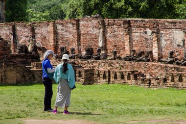 Kimliği belirsiz adı turist Wat Mahathat, Ayutthaya, Tayland ziyaret etmek için