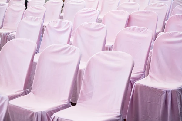 Witte stoelen in een lege vergaderzaal — Stockfoto