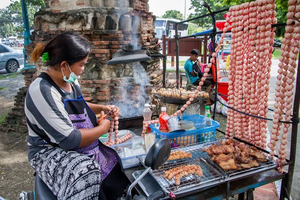 Femme thaïlandaise non identifiée vend saucisse Isaan, porc rôti et oeufs grill à Wat Mahathat — Photo