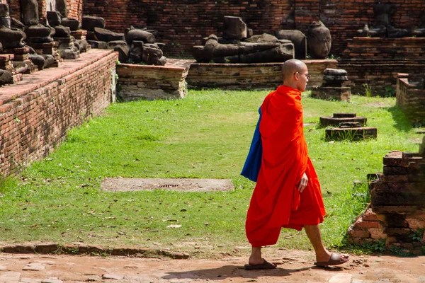 Неопознанное имя буддийский монах прогулки турист посетить в Ват Mahathat — стоковое фото