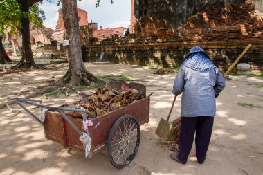 Kimliği belirsiz adı kadın süpürme Wat Mahathat, Ayutthaya bırakır