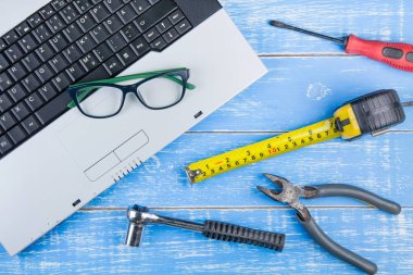 Ofis işyeri, dizüstü bilgisayar, gözlük ve inşaat zor