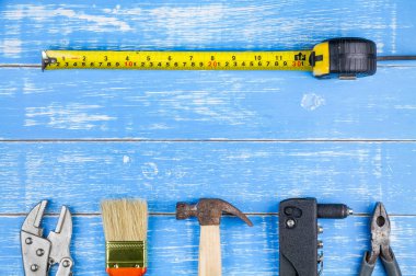 Space.ma inşaat araçları mavi ahşap masa arka plan üzerinde kopyalama