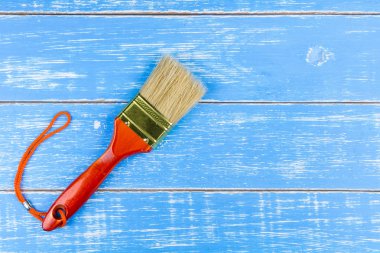 Mavi ahşap masa arka plan kopya space.mainten üzerinde Boya fırçaları