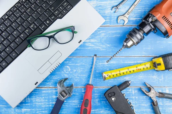 Ofis işyeri, dizüstü bilgisayar, gözlük ve inşaat zor