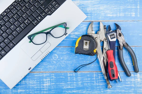 Kantor tempat kerja, laptop komputer, kacamata dan konstruksi keras — Stok Foto