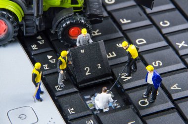 Klavye bilgisayar dizüstü tamir mühendislerden oluşan küçük oyuncaklar ekip. C