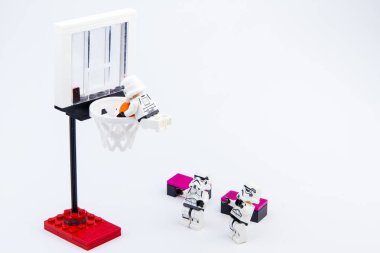 Lego star wars stormtrooper basketbol sahası basketbol oynarken.