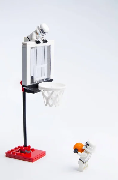 Lego star wars stormtrooper jugando baloncesto en cancha de baloncesto . — Foto de Stock
