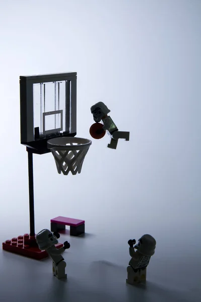 Silhouette Lego star wars stormtrooper jugando baloncesto en la cancha de baloncesto . — Foto de Stock