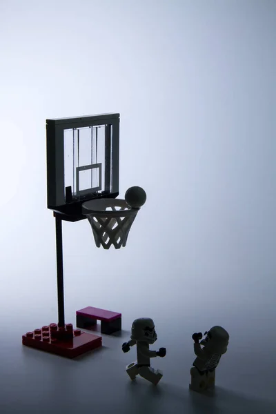 Silhouette Lego star wars stormtrooper jugando baloncesto en la cancha de baloncesto . — Foto de Stock